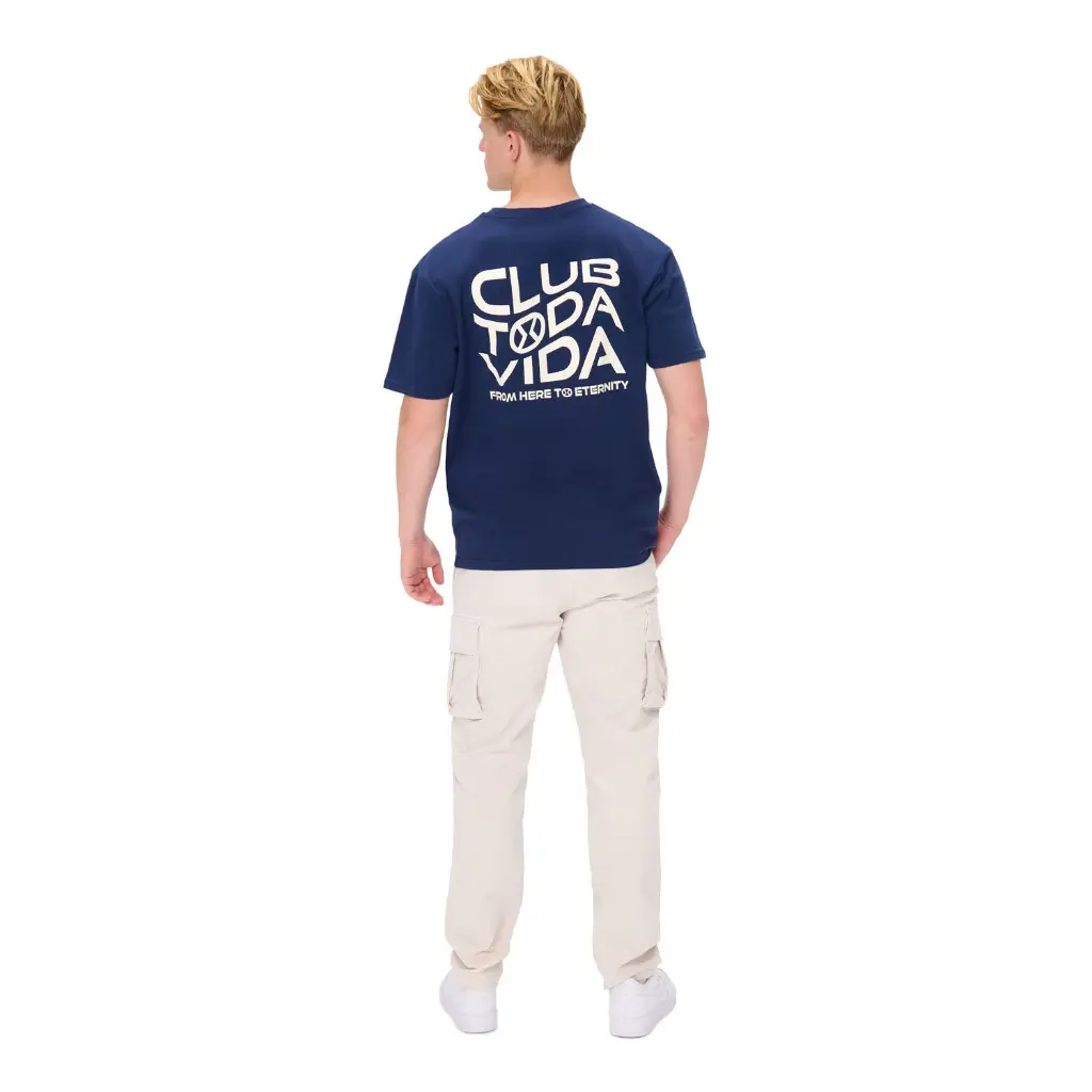 Todavida-essential tshirt club donkerblauw achterkant model.webp